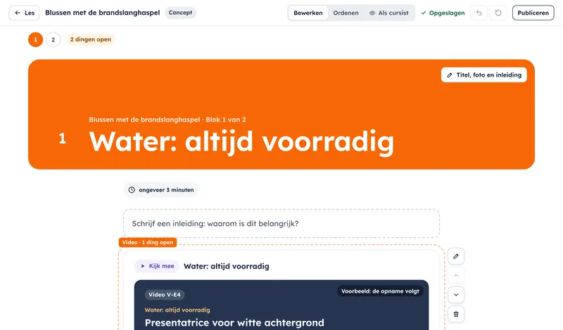 De lesontwerper: een blok van een les met de titel, de video en de knoppen om te bewerken